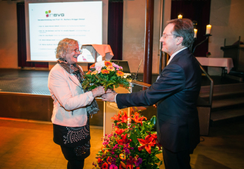 Dekan Prof. Rössler überreicht Blumen