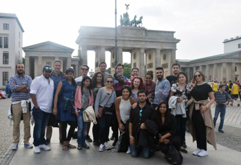 Gruppenfoto der Teilnehmerinnen und Teilnehmer an der Summer School Berlin 2016 vor dem Bradenburger Tor