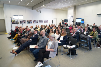 Mehere Personene sitzen auf Stühlen im Konferenzsaal der HSBI