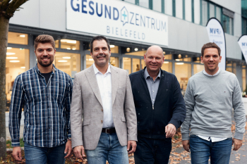 Das Team steht vor dem Gebäude des GesundZentrum Bielefeld