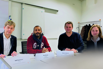 Prof. Dr. Rolf Naumann Prof. Dr. Riza Öztürk Martin Adamski und Nele Kohlstädt sitzen an einem Tisch