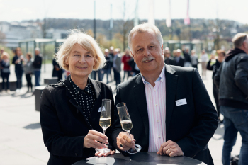 Schramm Wölk und Andreas Rüther stoßen mit Sekt an