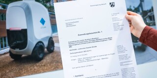 Der Förderungsbescheid vor Mock-Ups des Shuttles