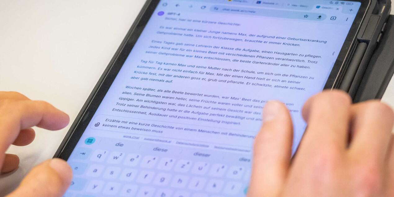 Auf einem Tablet ist ein ChatGPT-Chatverlauf zu sehen in welchem die KI um eine Geschichte von einem Behinderten Menschen der keinem etwas beweisen muss gebeten wird