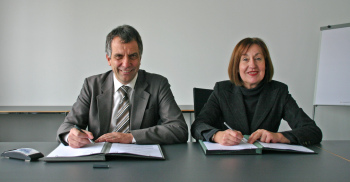 Professor Dr.-Ing. Gerhard Sagerer, Rektor der Universität Bielefeld (l.) und Professorin Dr. Beate Rennen-Allhoff, Präsidentin der FH Bielefeld, unterzeichnen den Rahmenvertrag für die wissenschaftliche Zusammenarbeit der beiden Hochschulen.