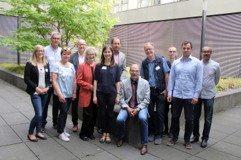 Männder und Frauen auf einem Gruppenbild im Freien