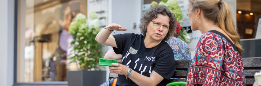 Zwei Frauen auf einer Bank