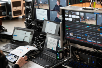 Der Regieplatz beim Fachkongress, mehrer Bildschirme und Laptops sind zu sehen