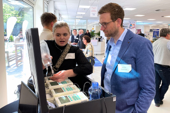 Franziska Löwandowski erklärt einem besucher wie ihr Team durch individualisierte Dialyse die Lebensqualität von Patient innen verbessern möchte