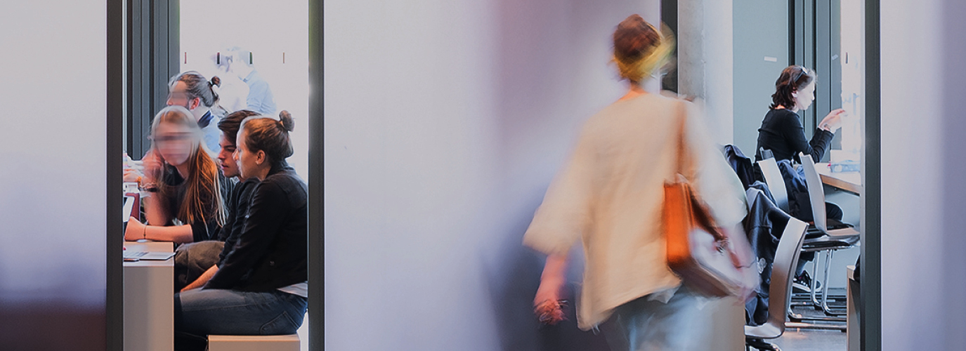 Personen sitzen in der Cafeteria der HSBI 2026-02-10-660x320-Landingpage nochmal neu