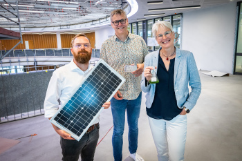 Bild der Beteiligten des Projekts teutolabs der Universität Bielefeld auf der zukünftigen Ausstellungsfläche in der Wissenswerkstadt im Obergeschoss