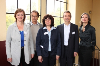 von links: Dr. Kordula Marzinzik (KomPASS), Prof. Dr. Thomas Kieselbach (Universität Bremen), Diplom-Soziologin Elke Rosowski (KomPASS), Prof. Dr. Wolfgang Beelmann (FH Bielefeld), Prof. Dr. Mathilde Niehaus (Universität zu Köln).