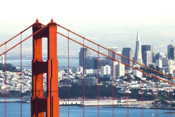 Blick auf Skyline von San Francisco, im Vordergund die Golden Gate Bridge