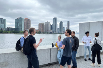 Die Studierenden im Gespräch vor der New Yorker Skyline.