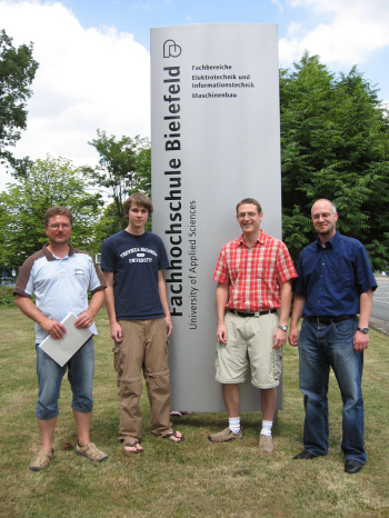 Professor Dr. Christian Schröder (FH Bielefeld), Cameron Rainey, Physikstudent an der Francis Marion University, Florence, South Carolina/USA, sein Betreuer und Kooperationspartner der Bielefelder Forscher Professor Dr. Larry Engelhardt und Dipl.-Ing. Tho