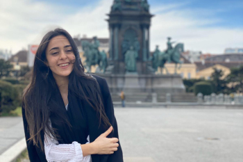 Selin Korkmaz auf einem öffentlichen Platz in Wien