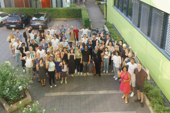 Gruppenbild aller Anwesenden draußen vor dem Studierendenwerk