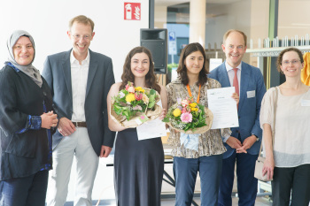 Preisträgerinnen HSBI mit Frau Mazi (l.), Frau Dopslaf (r.), Herrn Böllhoff und Herrn Schäfermeier