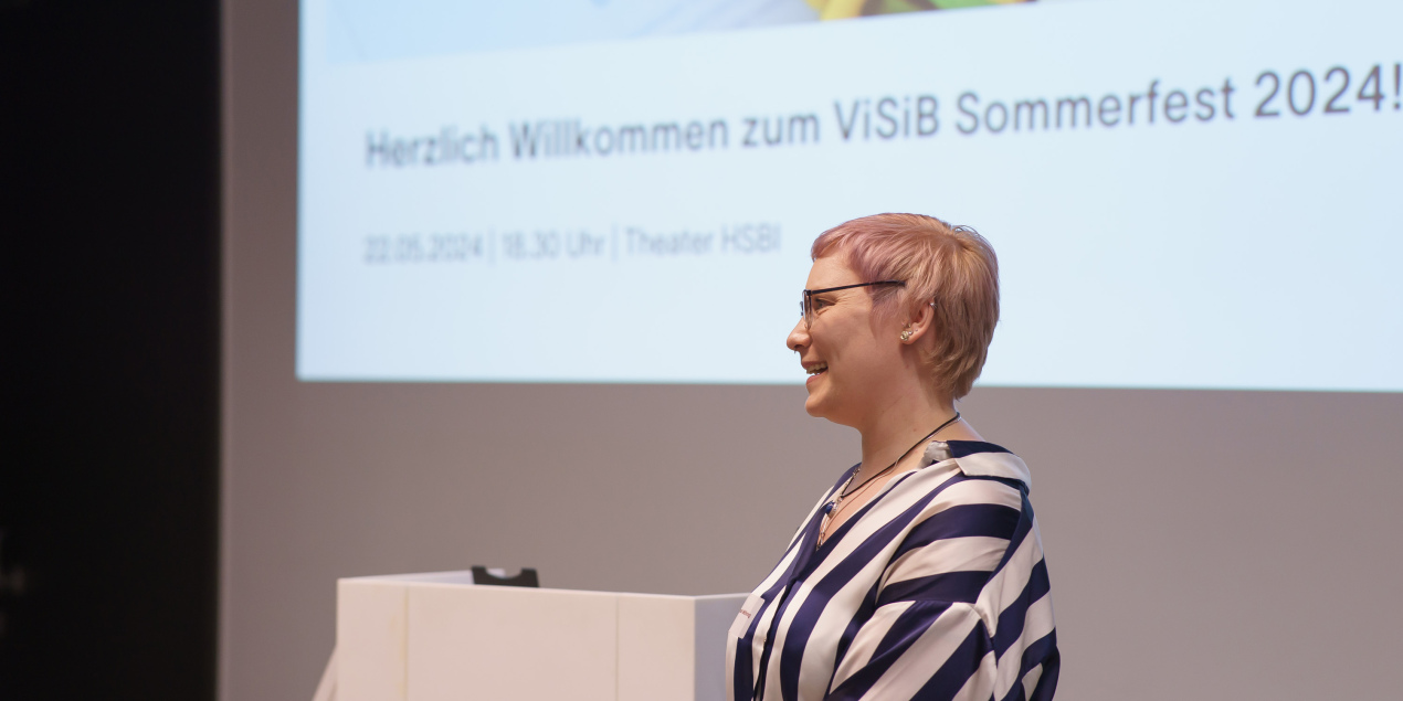 Begrüßung zum Sommerfest durch Hannah Möhring (HSBI)