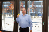 Prof. Hörstmeier-Abschied prostet des anwesenden mit einem Glas Sekt zu.