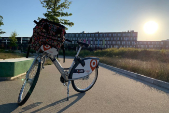 Ein Fahrrad steht vor dem FH Hauptgebäude