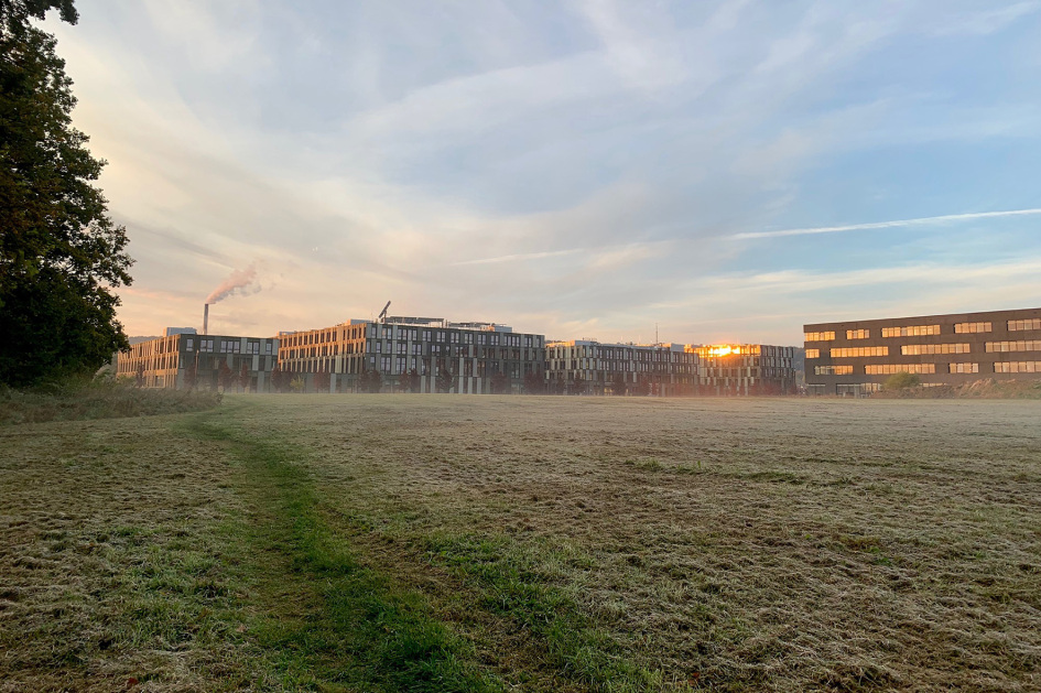 Ein Blick auf das HSBI-Hauptgebäude im Winter.