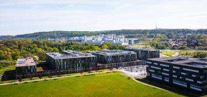 HSBI-Gebäude vor Uni Bielefeld und Teutoburger Wald