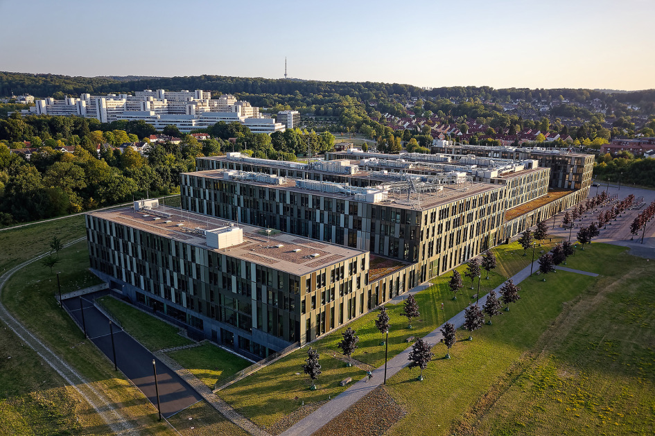 Eine Luftaufnahme zeigt die HSBI und Universität Bielefeld.