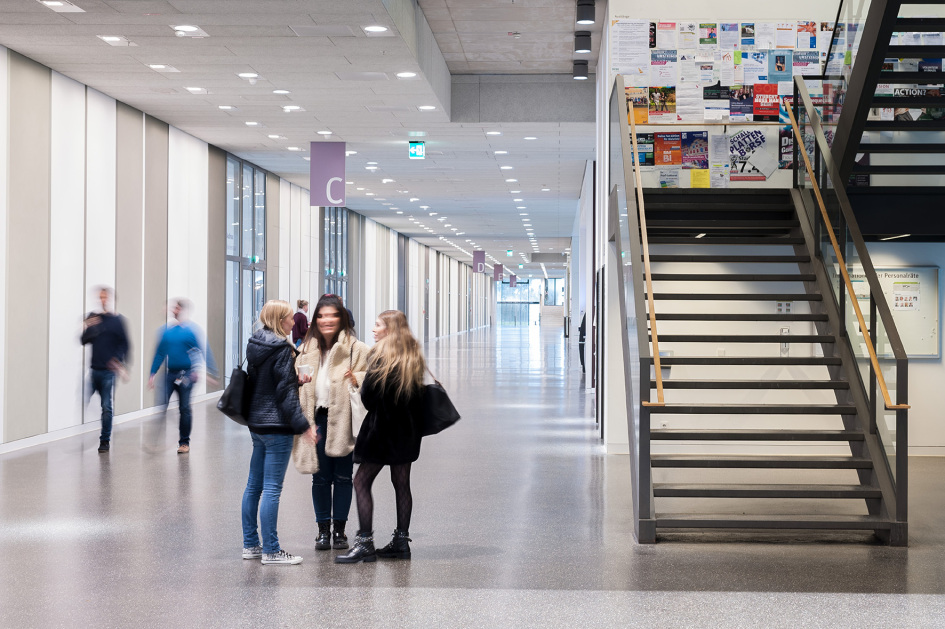 Eine Gruppe von Studierenden unterhält sich in der Magistrale