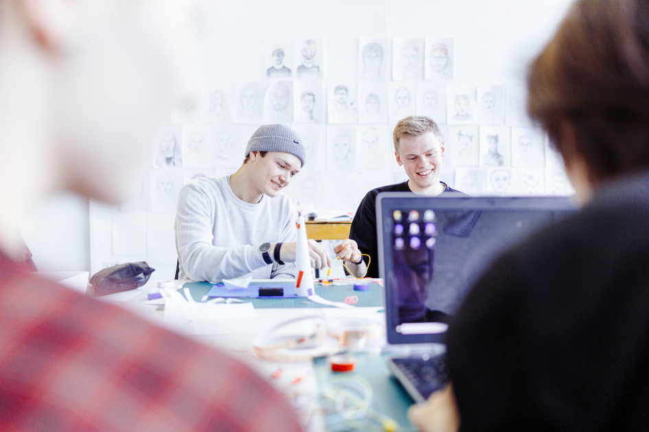 Studierende des Fachbereichs Gestaltung arbeiten gemeinsam.