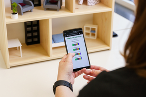 Smartphone zur Bedienung des Smart Home Modells