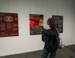 Besucher_innen der Ausstellung