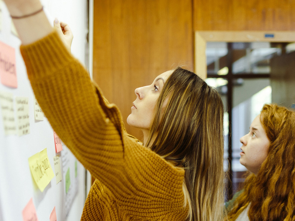 Studierende beim Planen eines Projektes