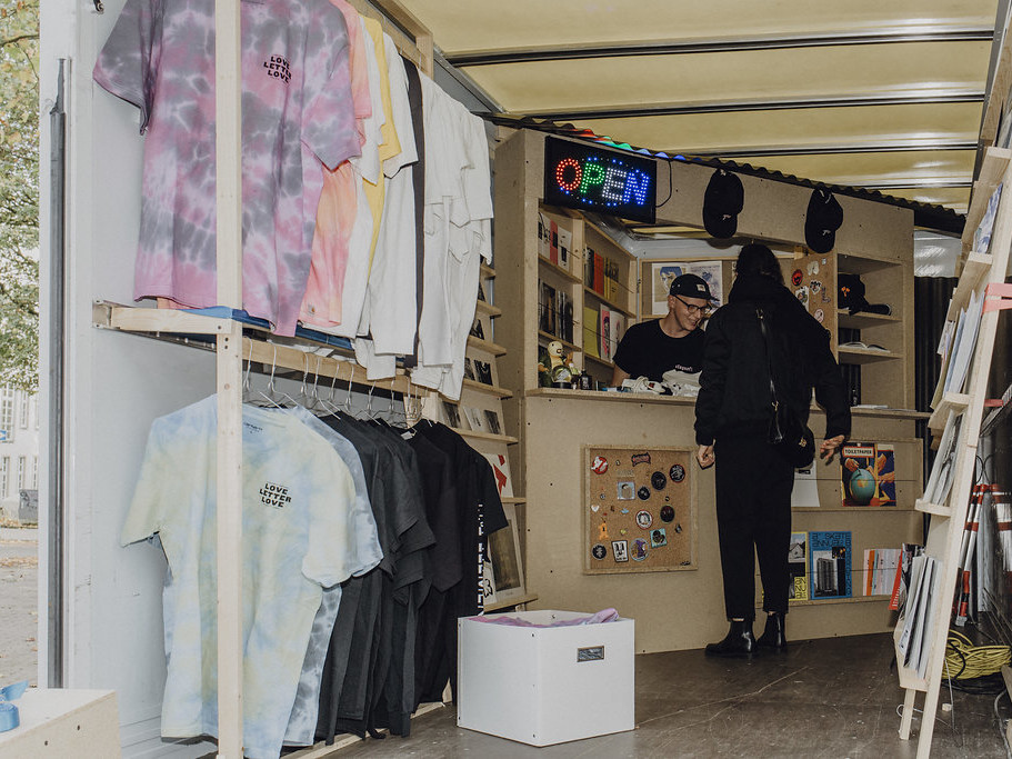 Popup-Stand, in dem man T-Shirts, Caps und Printprodukte kaufen kann