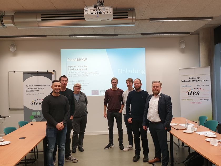 Foto der Plan4BHKW Projektbeteiligte (v.l.) Timur Zernickel, Valentin Meier, Thomas Dammeier (alle COMUNA-metall) Marco Bem, Julian Hövelmann, Kersten Kröger und Jens Haubrock (Fachhochschule Bielefeld)