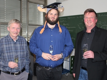 Promovend Johannes A. Weicht mit Prof. Reiss und Prof. Hamelmann