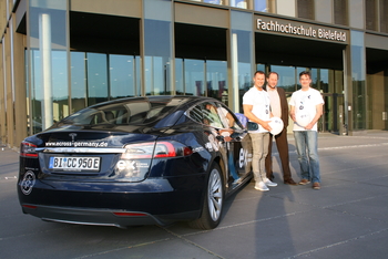 eCROSS Germany Lauch - Tesla vor FH Bielefeld