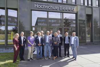 Gruppenfoto der ITES Professor*innen und Podiumsdiskussionsteilnehmer*innen