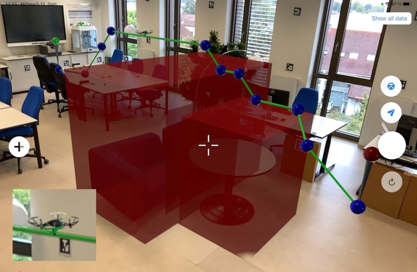 Integration virtueller Grenzen in einer Tablet-App. Ein Nutzer platziert virtuelle Grenzen in Form von Würfeln in der Szene. Diese werden dann bei der Pfadplanung einer Drohne berücksichtigt.