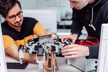 Zwei Studenten arbeiten gemeinsam in dem Computerlabor der FH Bielefeld