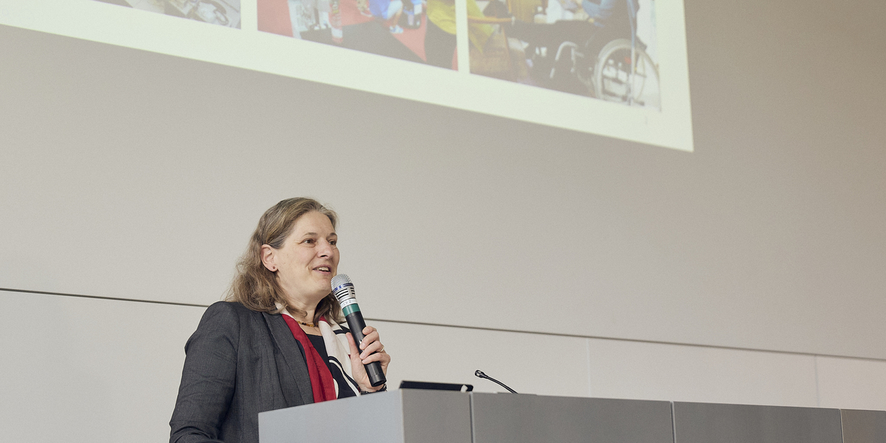 Barbara Hammer speaks into a microphone