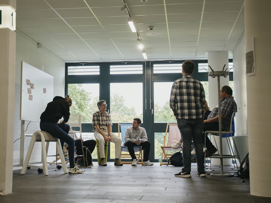 Teilnehmende des Barcamps während einer Session