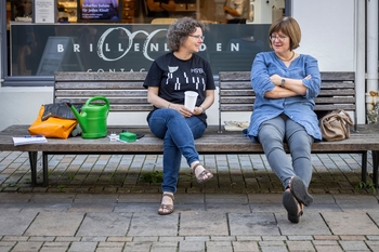 Zwei Frauen auf einer Bank