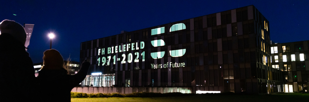 Ein angestahltes Gebäude mit dem Schriftzug \