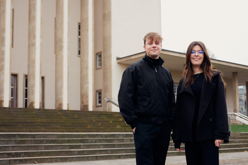 Paul und Pauline stehen vor der Oetker Halle