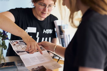 Malaika Görres berät eine Studieninteressierte