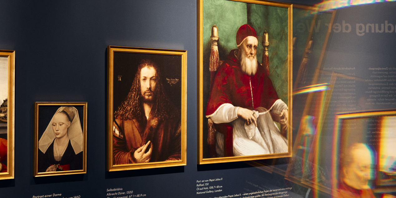 Drei Gemälde von leonardo da Vinci hängen an der Ausstellungswand