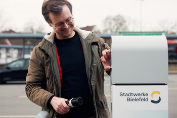 Michael Kelker an einer Ladesäule für E-Autos