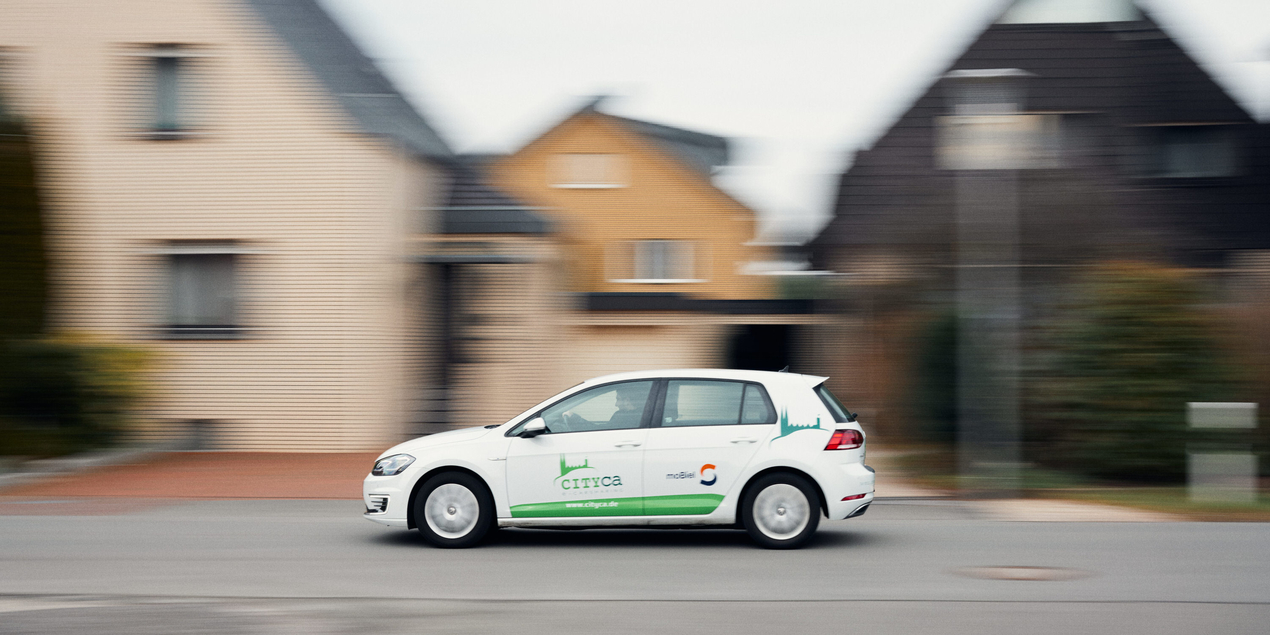 Ein E-Auto fährt auf einer Straße