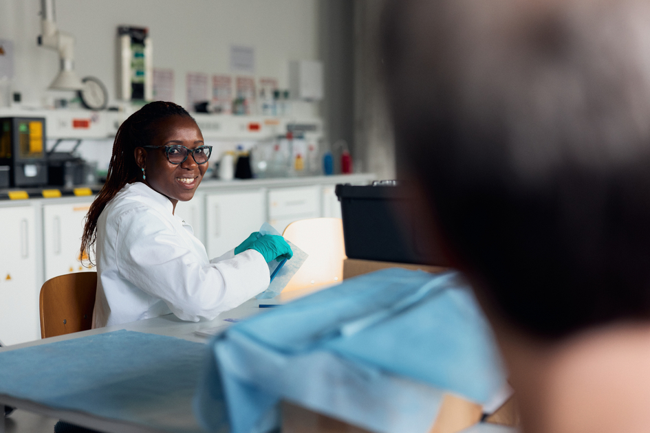 Nonsikelelo Sheron Mpofu sitzt im Labor an einem tisch